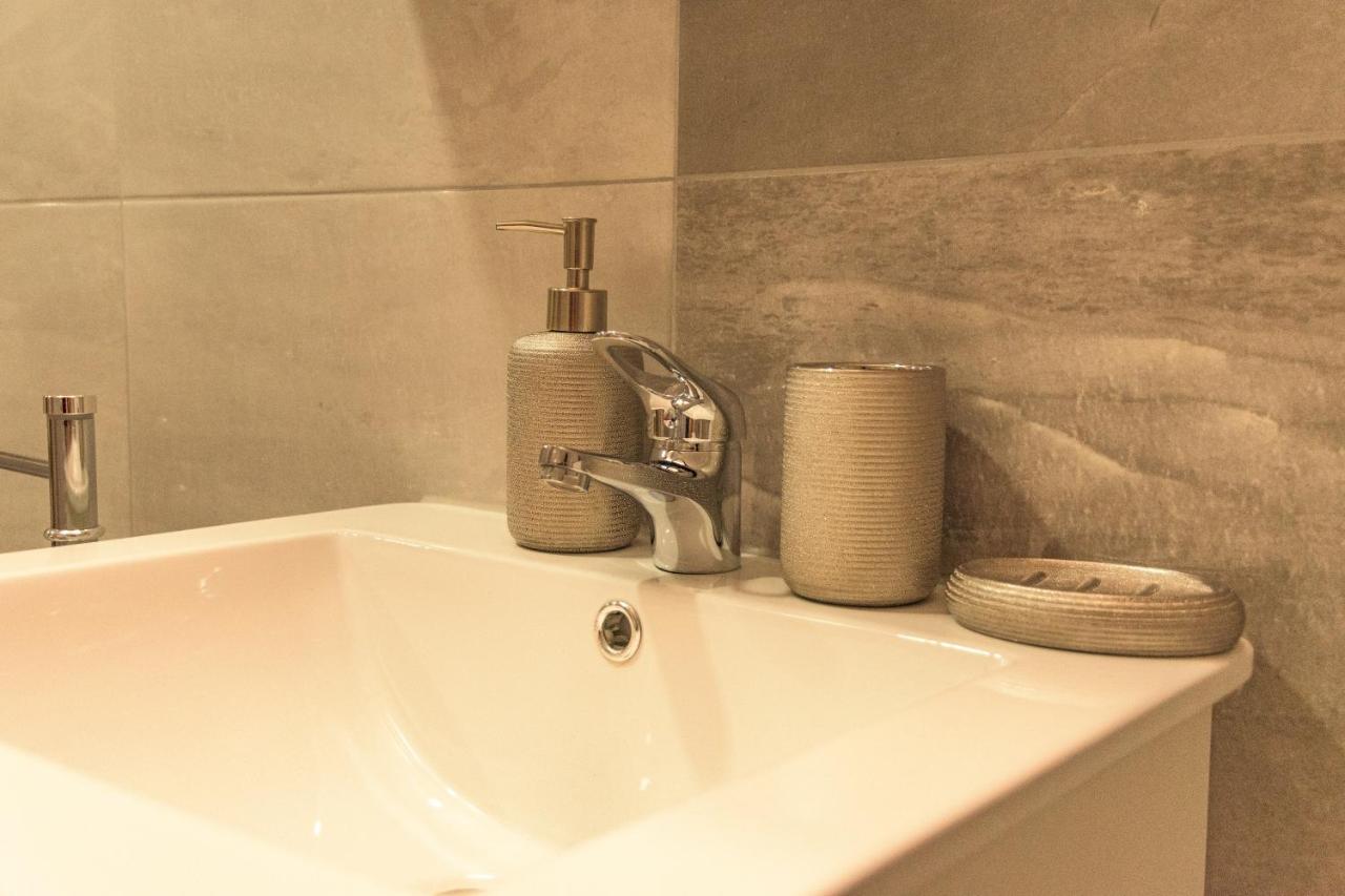 Apartmani Marijamagdalena Gračac Kültér fotó