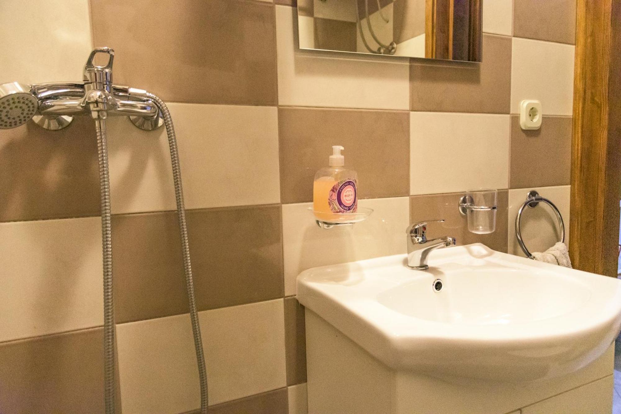 Apartmani Marijamagdalena Gračac Kültér fotó